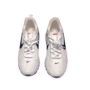 NIKE SNEAKER NEW W / OUT BOX